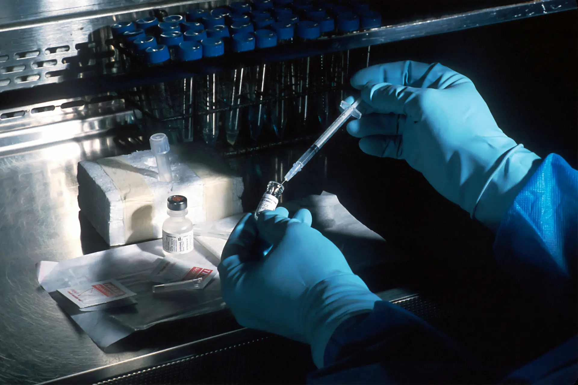 Suministro de equipos e insumos para laboratorio