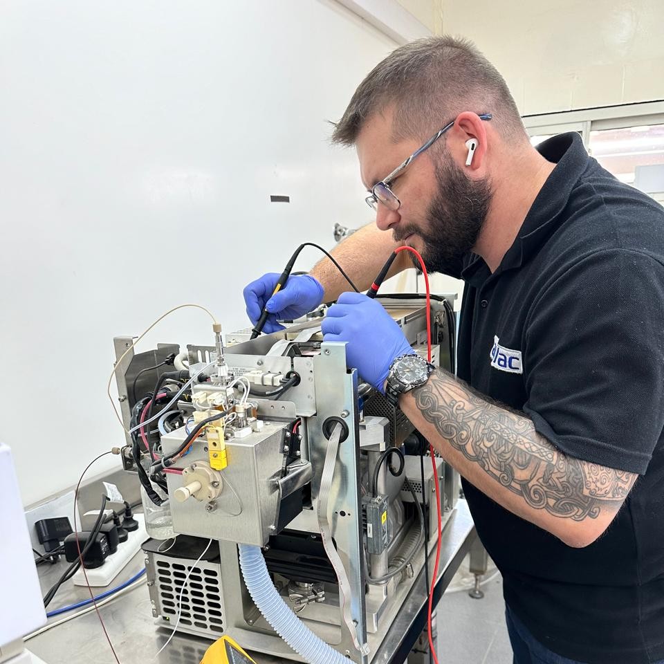 Limpieza y desmontaje de instrumento de laboratorio
